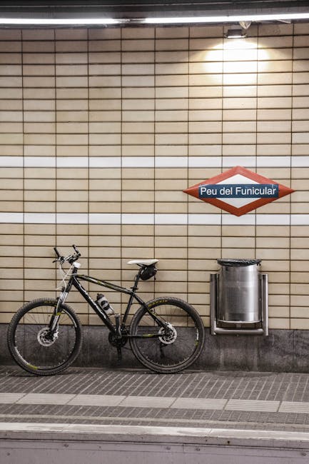 Bici piegata sul marciapiede della stazione a Plaça de Catalunya