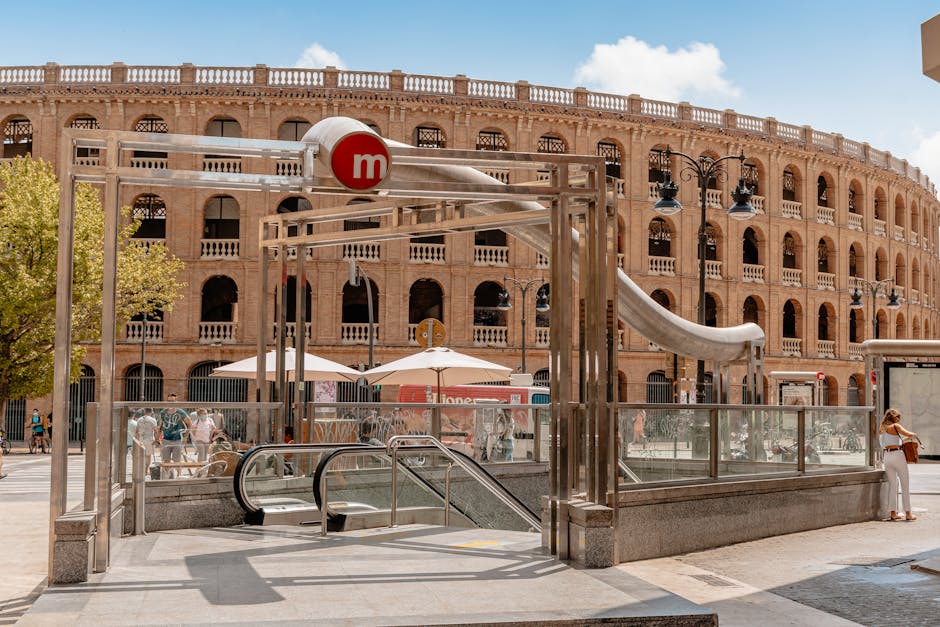 Ingresso della metro a Plaça de Catalunya con rastrelliere per biciclette esterne