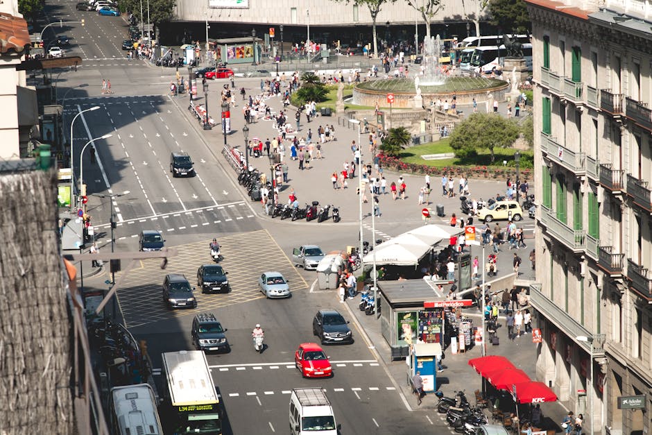 Plaça de Catalunya affollata con biciclette e ingresso della metro