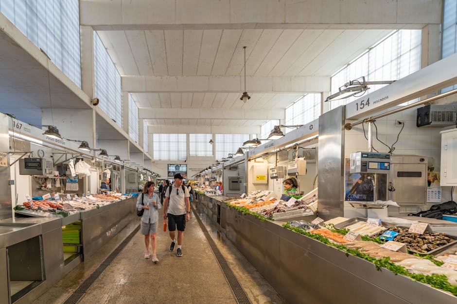 Mercat de Sant Antoni — wnętrze targu, stoiska z jedzeniem