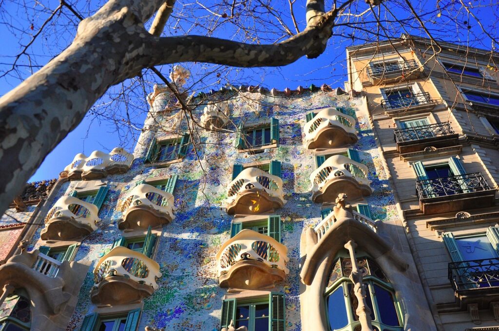 Sonnenuntergang am Passeig de Gràcia mit modernistischen Fassaden