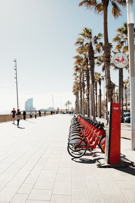 Salita biciclette su un tram vicino al lungomare a Barcellona