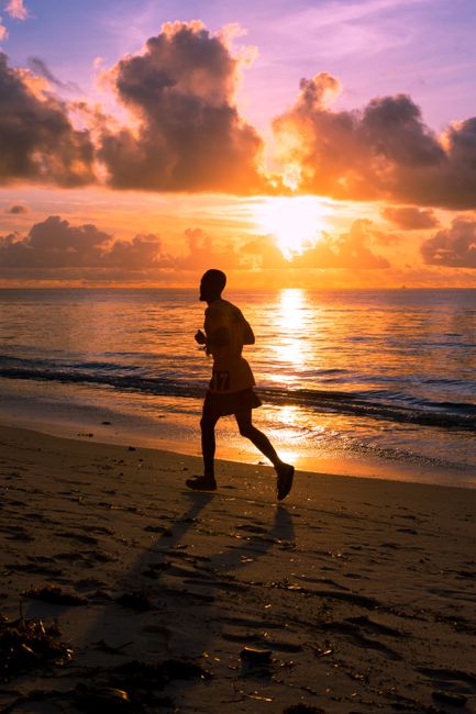 Früher Morgen am Strand von Bogatell mit Joggern