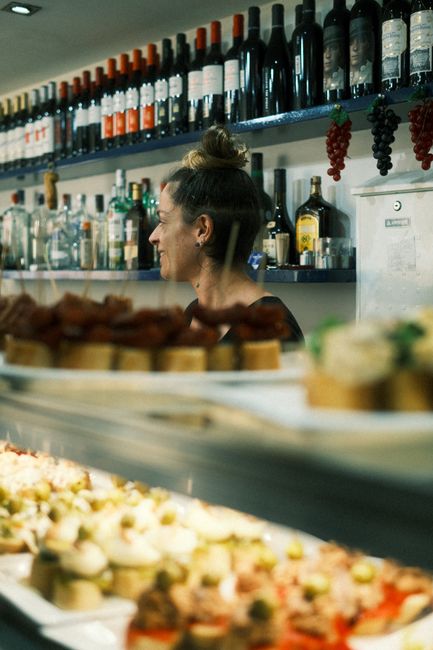 Abendstimmung auf der Carrer de Blai mit Pintxos-Bars