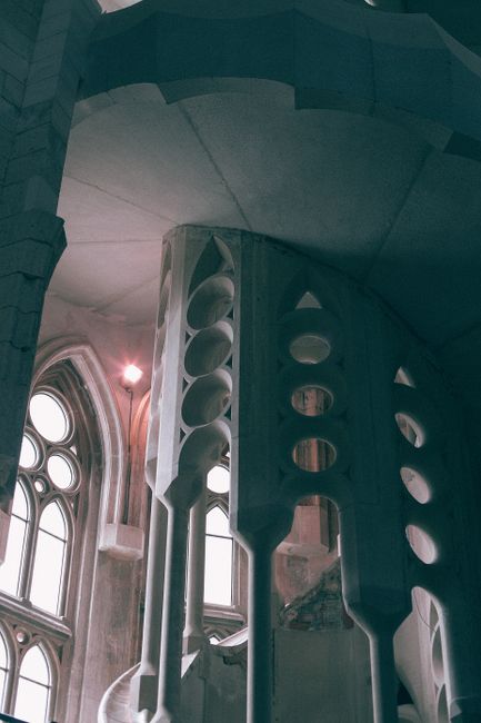 Spiraaltrap in een Sagrada Família-toren, smalle stenen treden