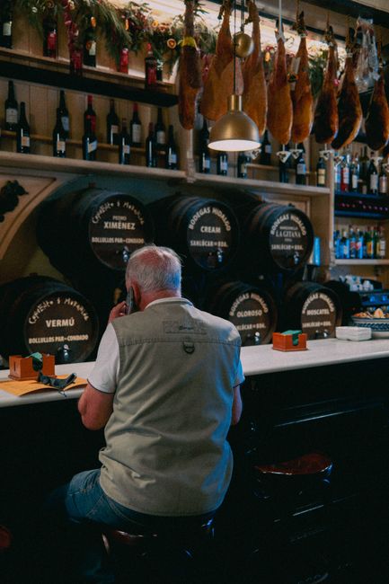 gezellig interieur van Bar del Pla met tapas aan de toog