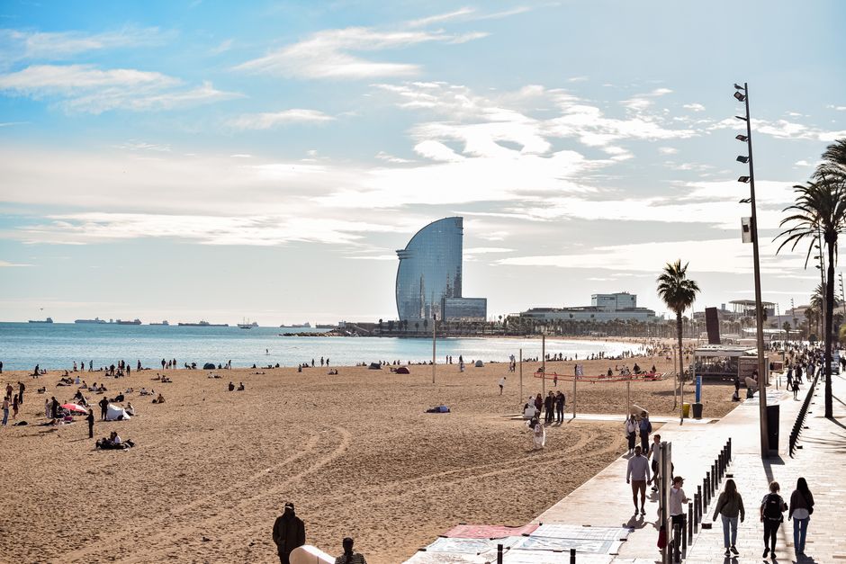 Druk strand van Barceloneta op een zonnige zomerdag