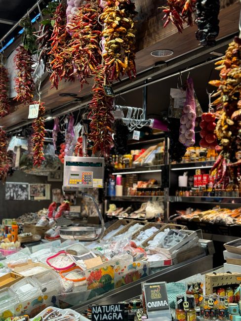 marktstand in Born met Spaanse conserven op Plaça Comercial