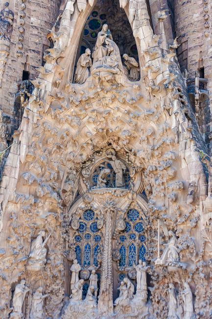 Nativiteitsgevel van de Sagrada Família bij ochtendlicht, gedetailleerde beelden