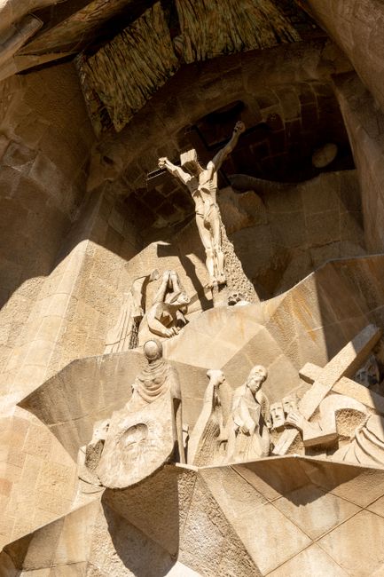 Passiegevel van de Sagrada Família in dramatisch laatmiddaglicht, gedetailleerde sculpturen