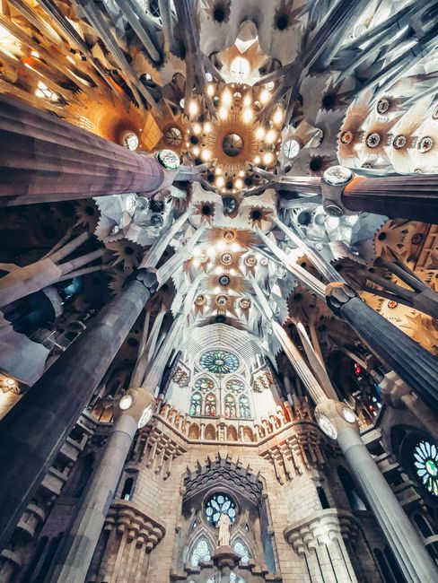 Interieur van de Sagrada Família: kleurrijke glas-in-loodramen en lichtval in het schip