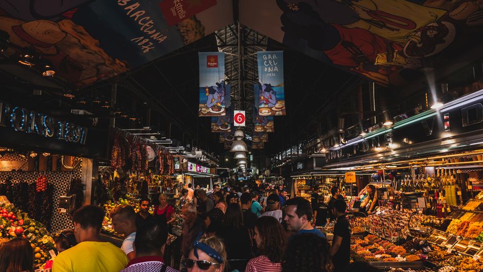 Kleurrijke kramen in de markt La Boqueria