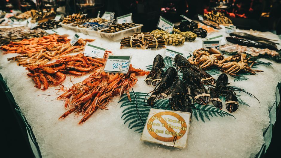 verse viskraam op La Boqueria markt langs La Rambla