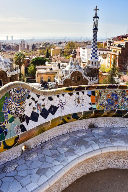 Park Güell kleurrijk mozaïekbank uitzicht