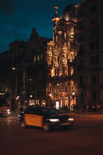 Passeig de Gràcia bij avondlicht