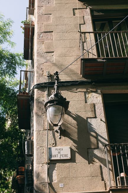 zonnig plein Passeig del Born met buitentafels en tapas