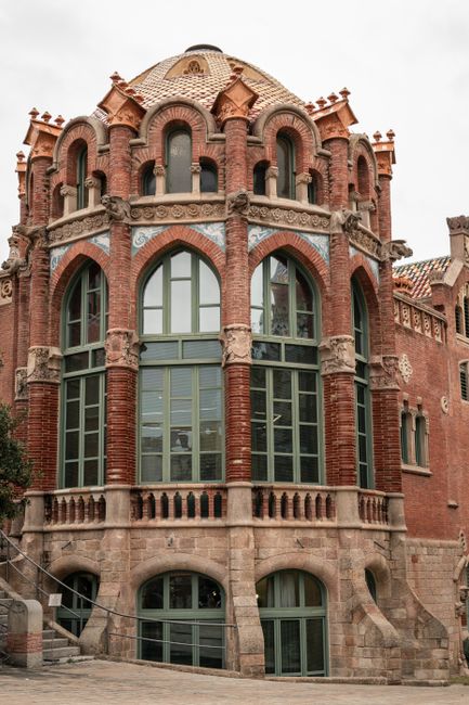 Recinte Modernista de Sant Pau: kleurrijk mozaïekpaviljoen en tuinpad