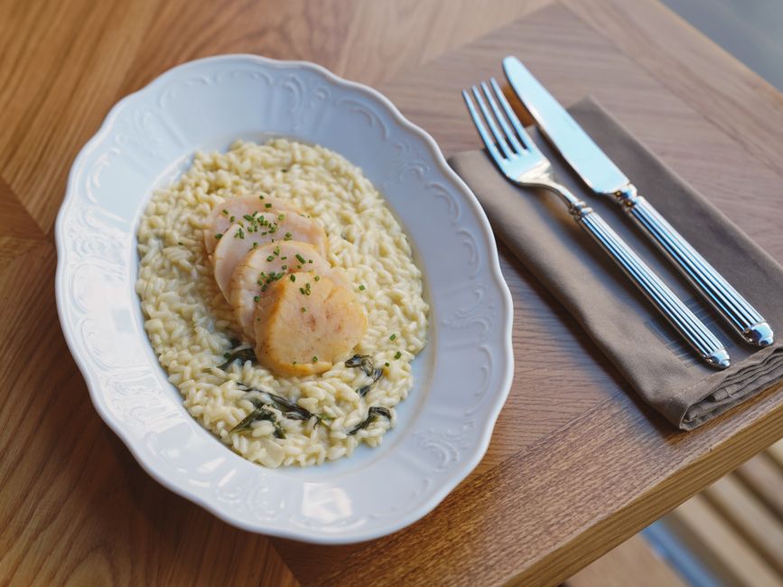 moderne tapas geserveerd bij Tapeo Born, inktvisrisotto