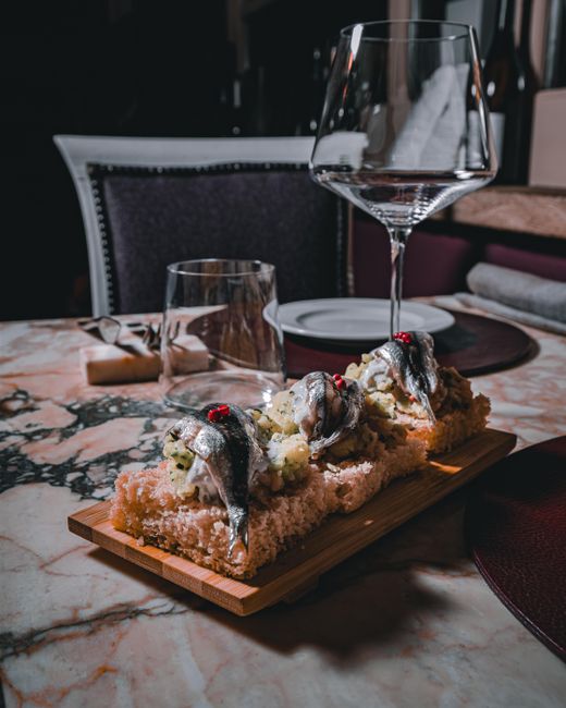 glas vermout met tapa van ansjovis in Sant Joan, Born