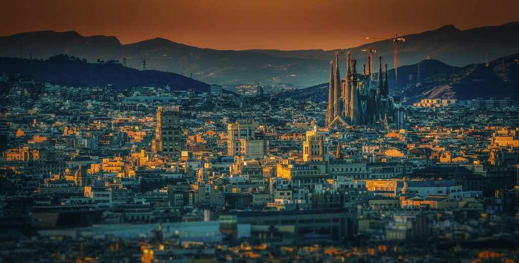 Uitzicht vanaf een toren van de Sagrada Família over Barcelona en de kustlijn