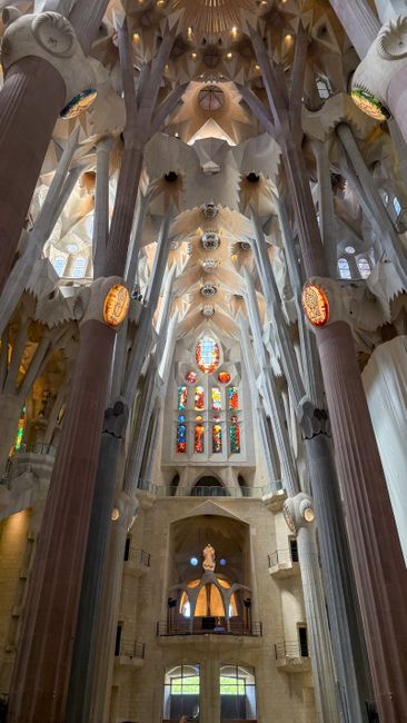 Bezoekers in het middenvak van de Sagrada Família kijkend richting altaar, druktebeeld
