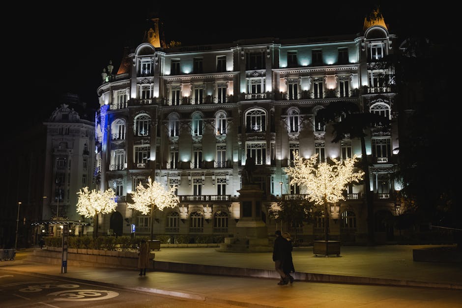 Coppia che cammina lungo Calle de Alcalá illuminata di notte