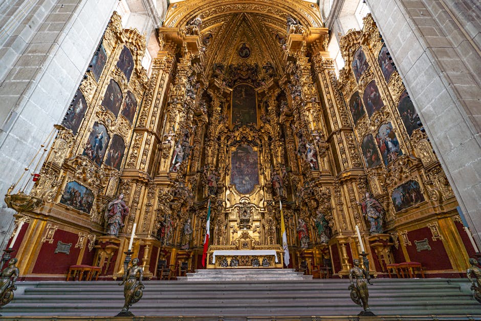Interno della Basilica de la Esperanza Macarena con vista sull’altare
