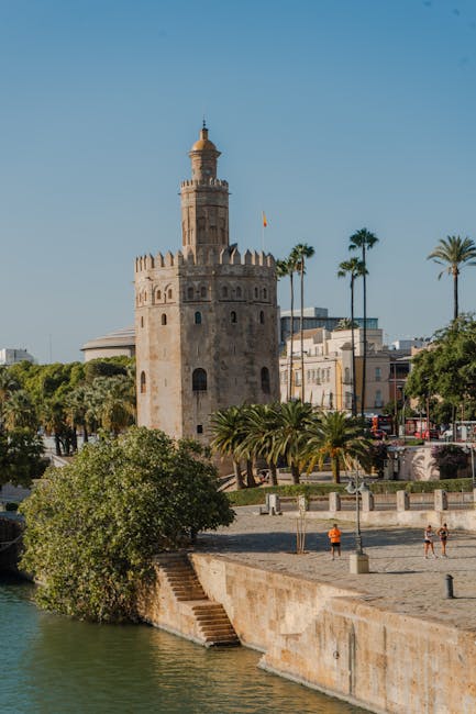 Coppia che passeggia lungo il Guadalquivir vicino alla Torre del Oro