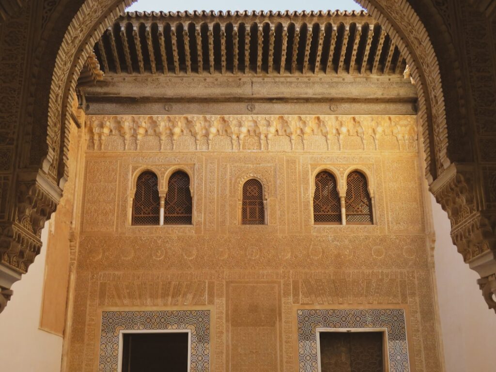 Facciata orientale del Real Alcázar e patio illuminato