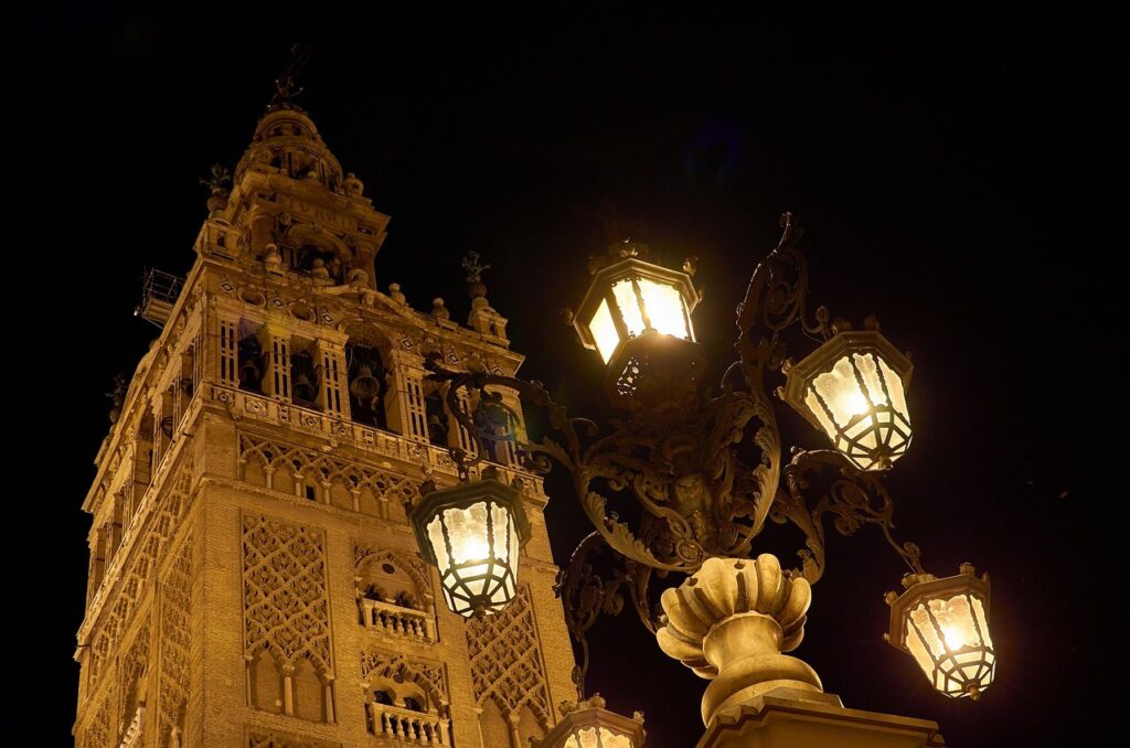 Strade serali di Siviglia illuminate