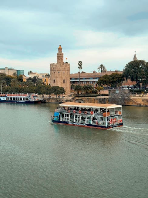 Tramonto sul Guadalquivir con barche e riflessi