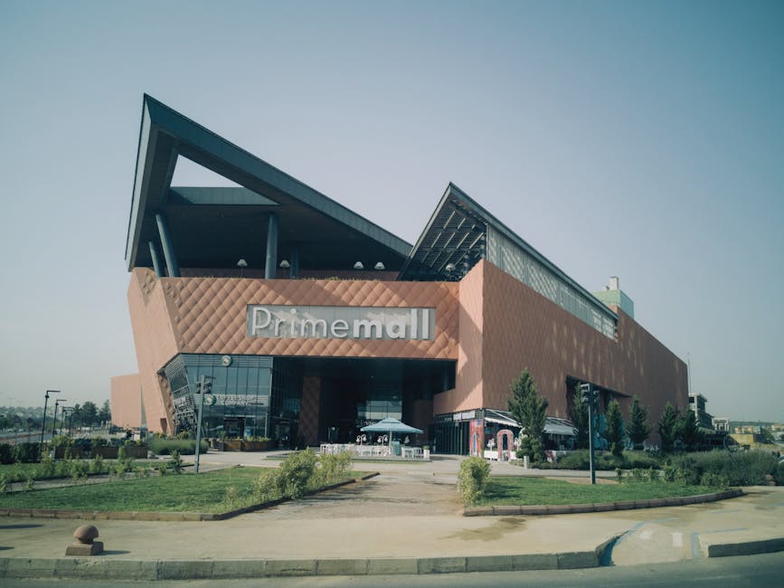 Facciata moderna del centro commerciale Nervión Plaza