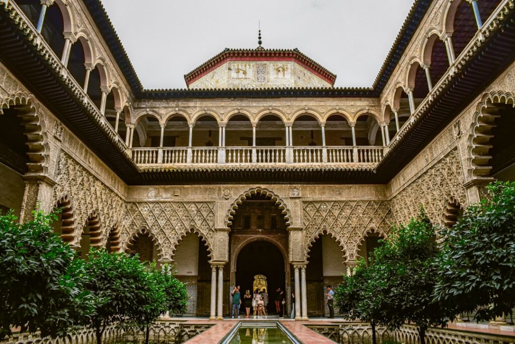 Cortile del Real Alcázar con azulejos e fontane
