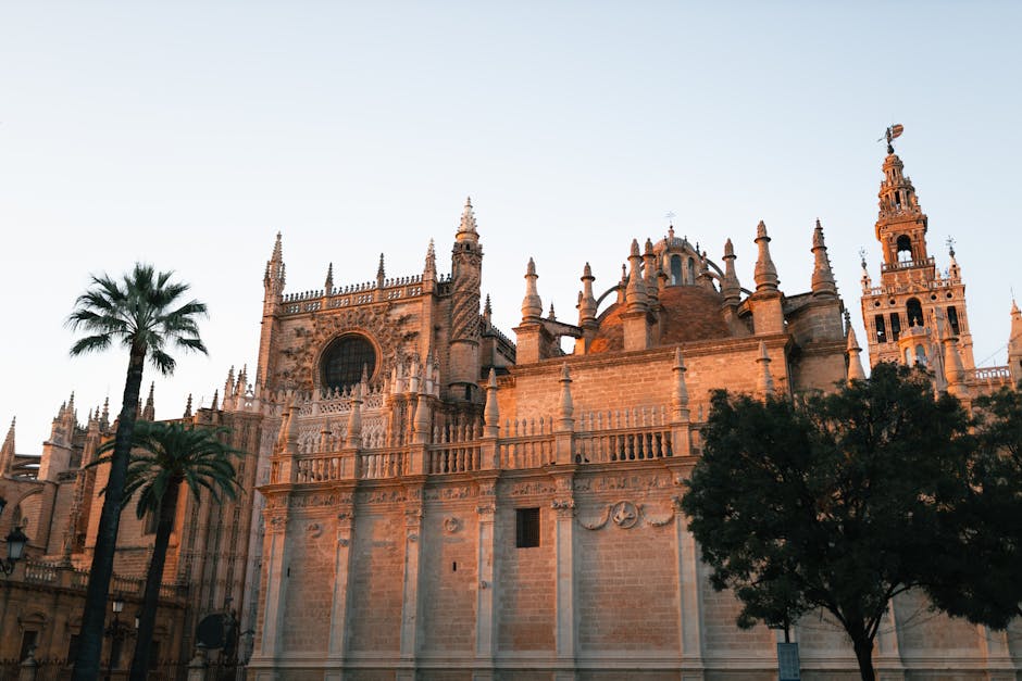 Cattedrale di Siviglia al mattino con luce dorata