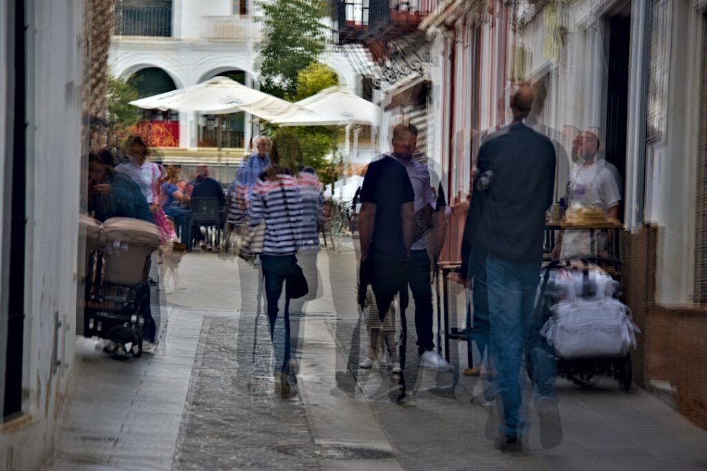 Strada di Siviglia al crepuscolo con passanti