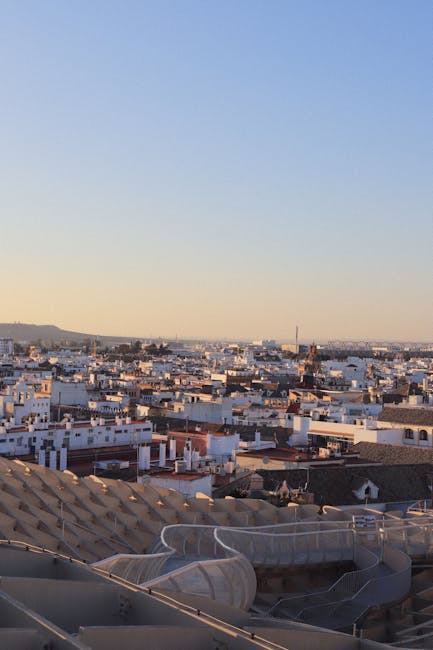 Tramonto sui tetti di Siviglia con luce calda