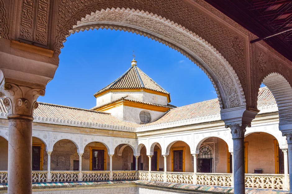 interno della Casa de Pilatos con cortile e azulejos
