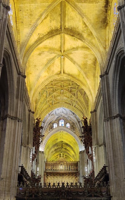 Navata interna della Cattedrale di Siviglia con volte alte