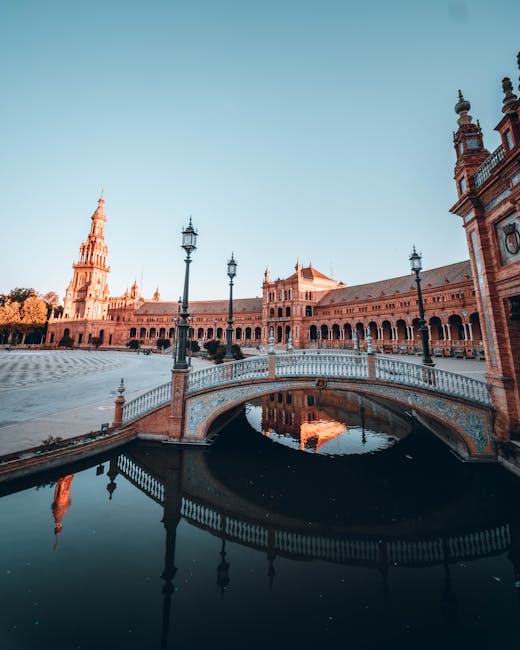 Plaza de España all'alba, panchine vuote e acqua riflettente
