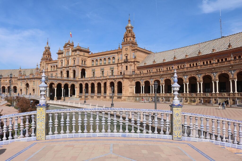 Panchina decorata a piastrelle colorate in Plaza de España