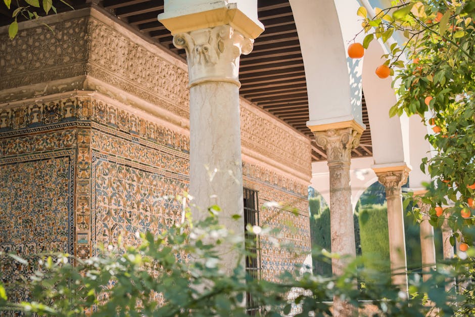 Giardini del Real Alcázar con alberi d'arancio e panchine