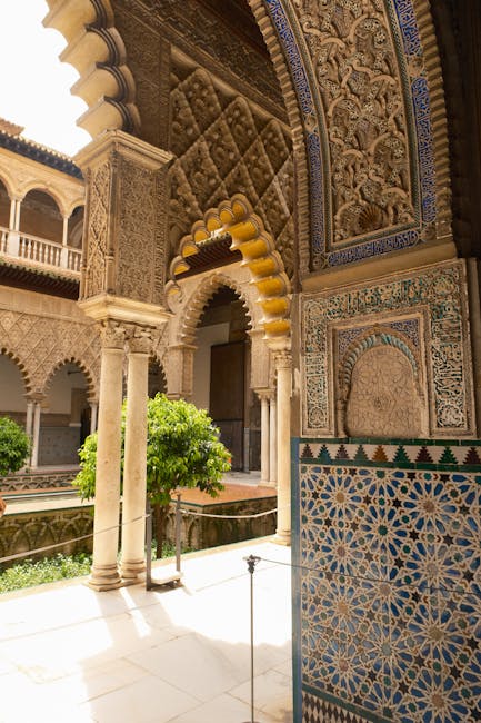cortile del Real Alcázar con azulejos dettagliati