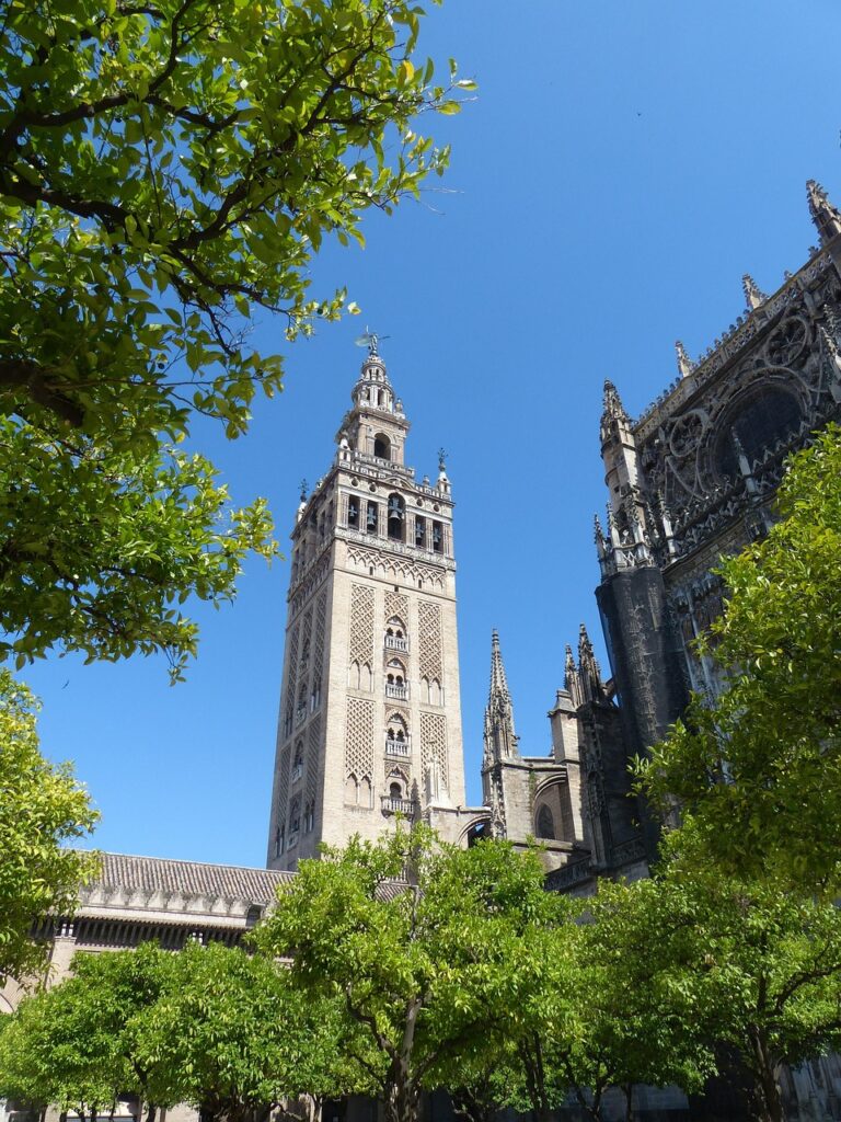 La Cattedrale di Siviglia e la Giralda in primo piano