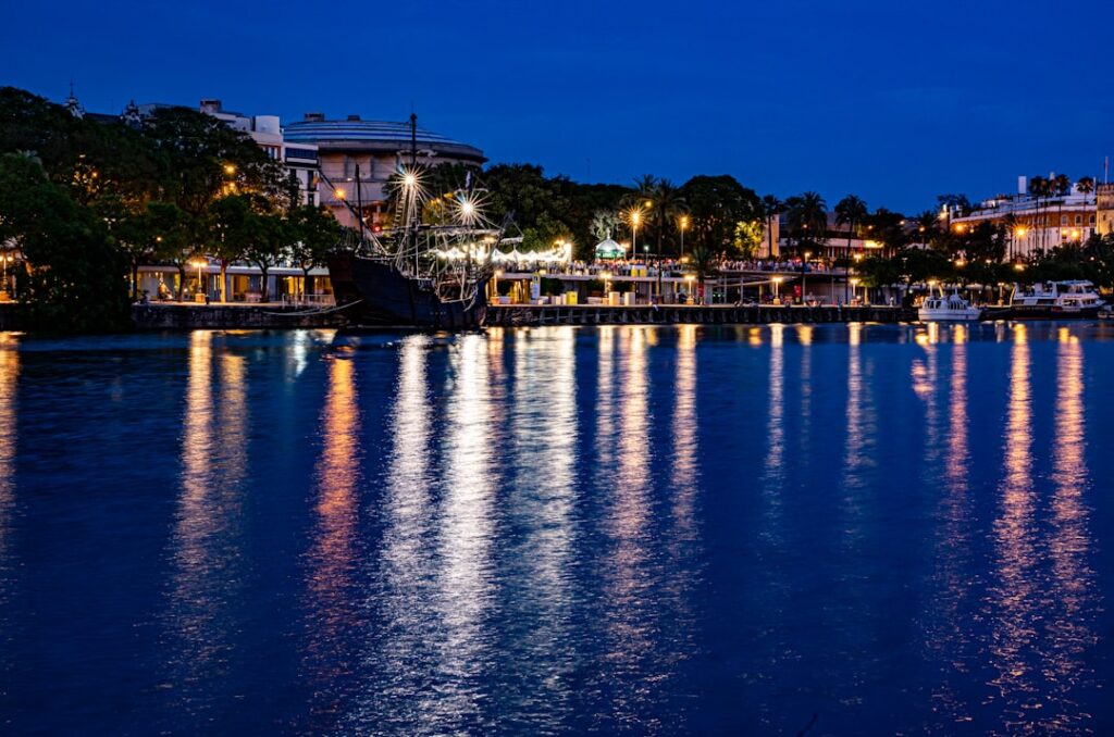 Passeggiata notturna sul lungofiume del Guadalquivir a Siviglia