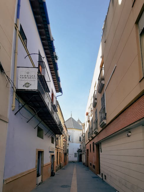 via stretta di Siviglia alla luce del mattino, quartiere di Santa Cruz