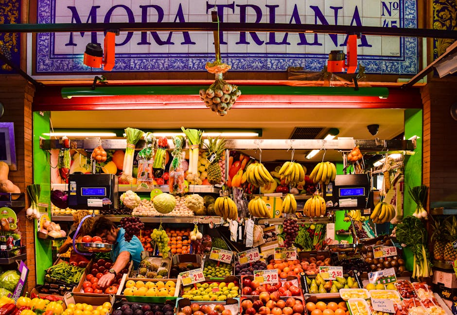 mercato di strada a Siviglia con bancarelle colorate di prodotti