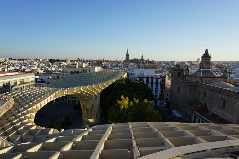 tramonto su Siviglia da un rooftop bar con luci della città