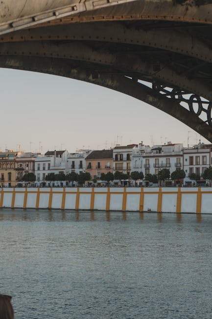 vista sul fiume a Triana con bar e tapas lungo la riva