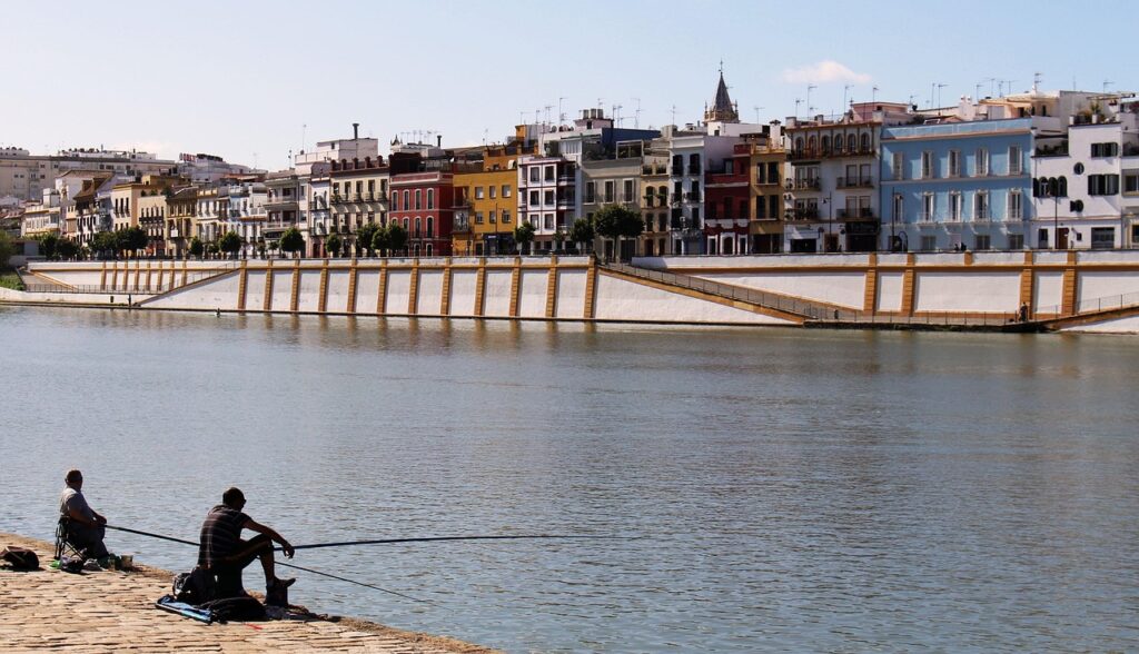 Terrazze sul fiume a Triana al tramonto