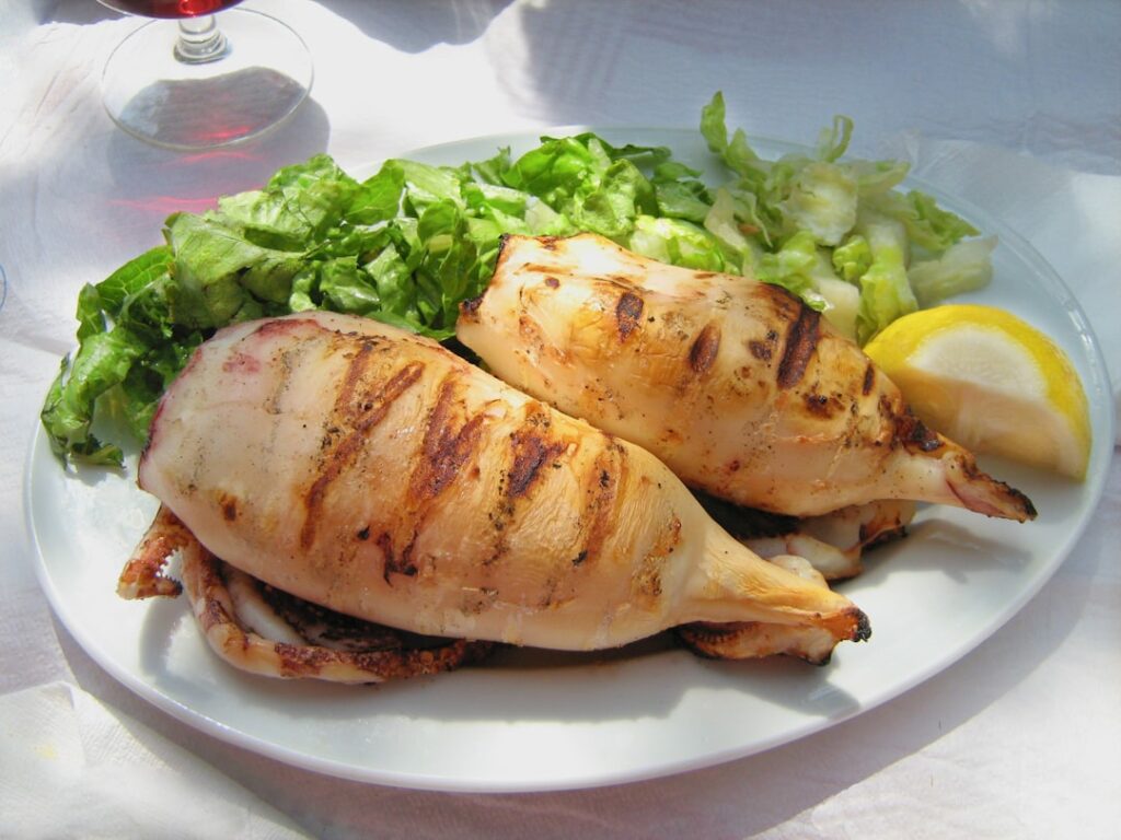 Piatto di tapas tradizionali con calamari alla griglia